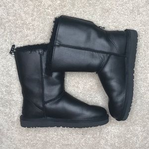 UGG Classic Black Leather Short ZIP